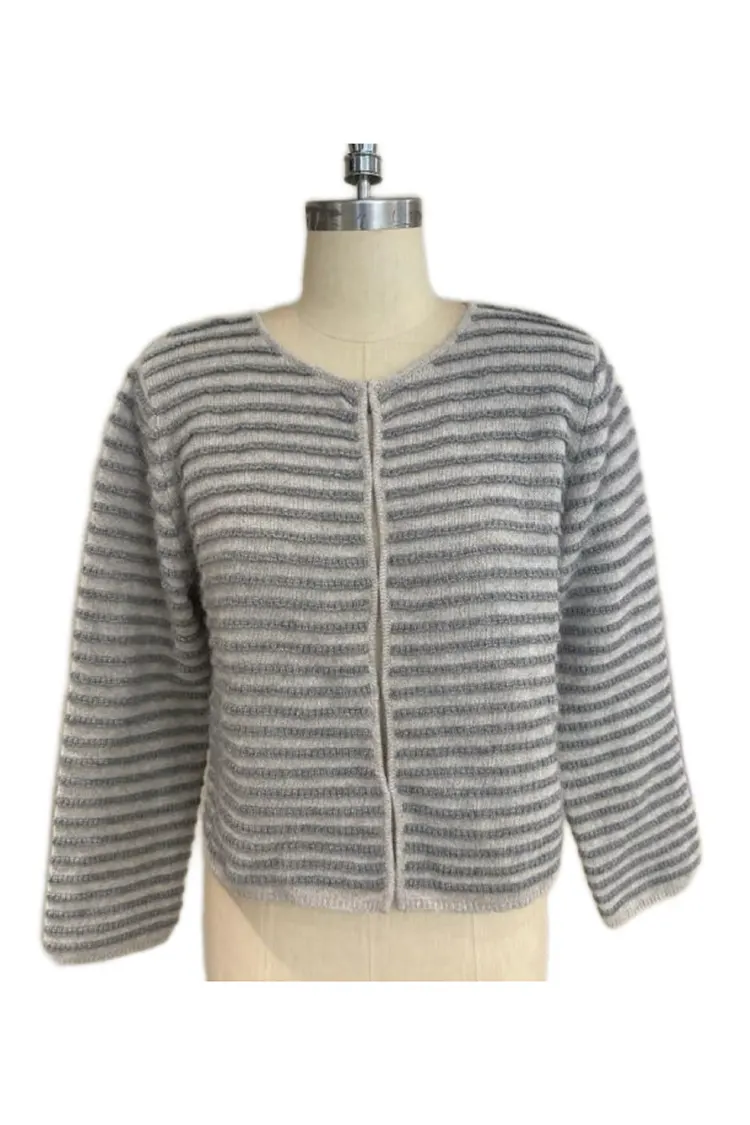 Por que um suéter feminino listrado de caxemira é o investimento perfeito para qualquer guarda-roupa moderno