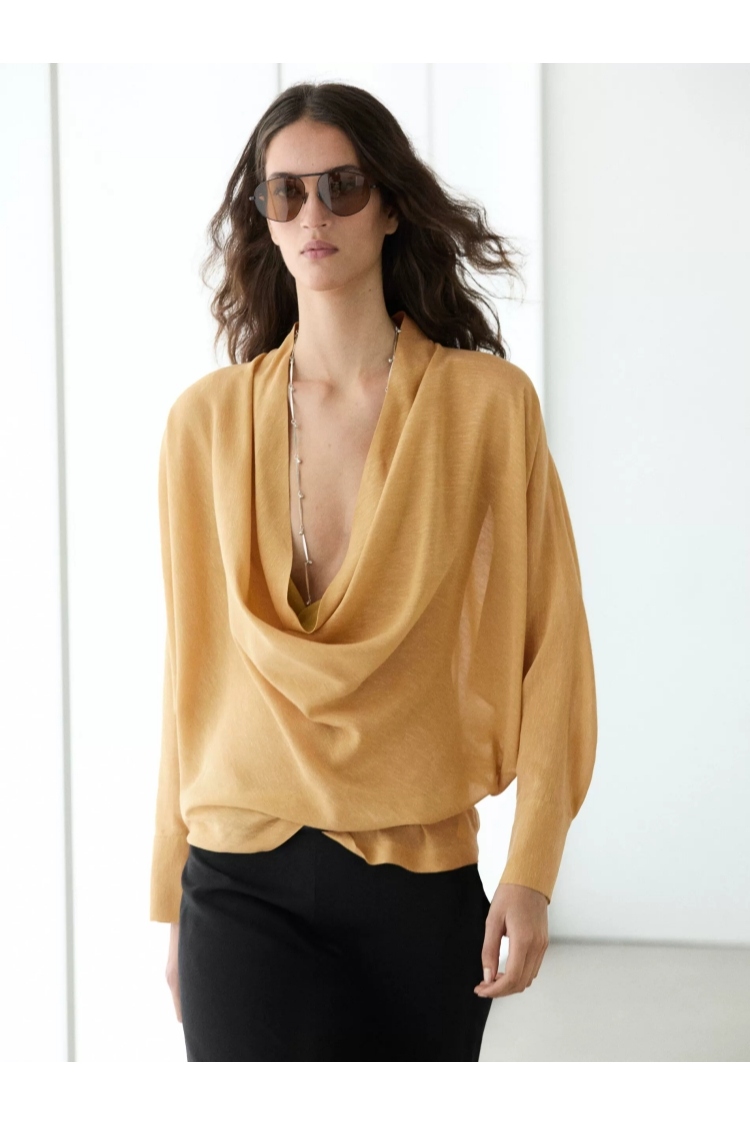 Blusa feminina de linho drapeado com gola redonda e manga comprida